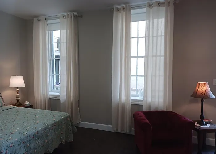 Lee House Inn